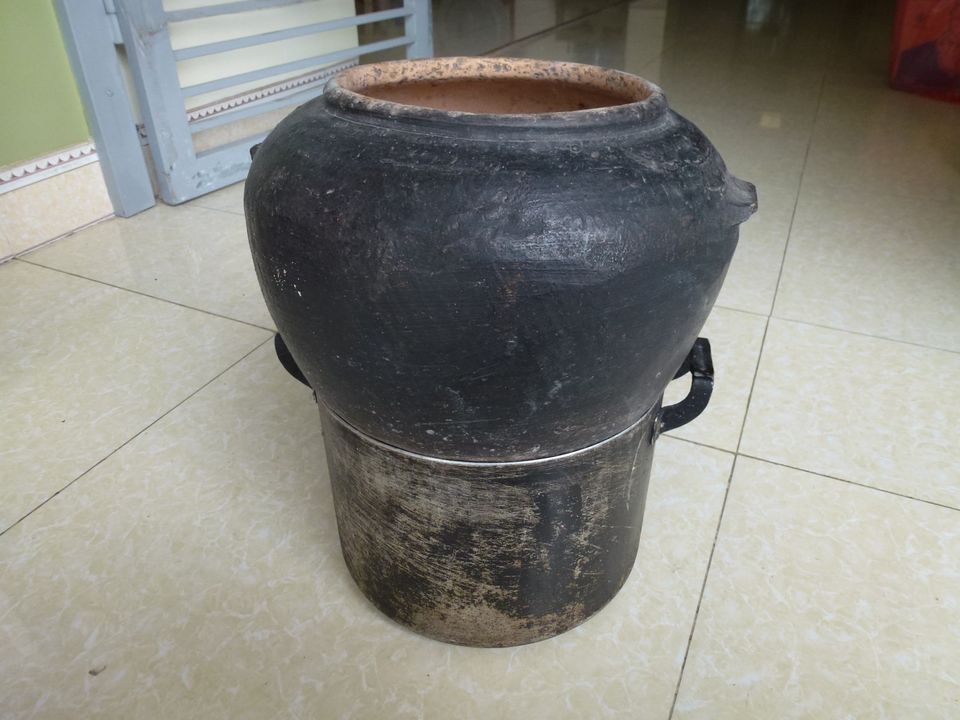 Chõ đồ xôi bằng gốm đặt trên nồi