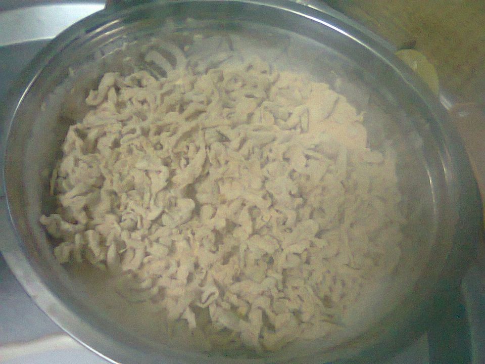 Thịt cá nhệch thái sợi trộn thính trong bát