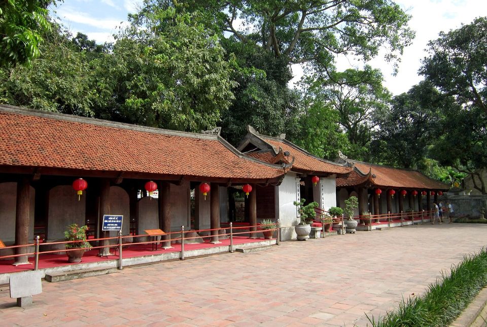 Dãy nhà bia tiến sĩ mái ngói đỏ trong Văn Miếu – Quốc Tử Giám Hà Nội