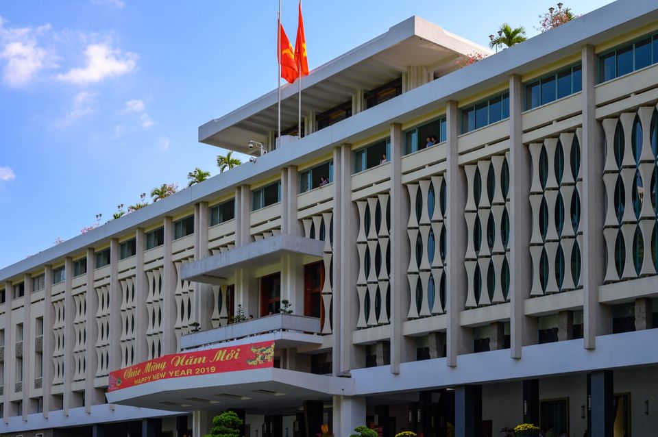 Mặt tiền Dinh Độc Lập ở TP.HCM với hàng cột và lan can, treo băng rôn chúc mừng năm mới 2019