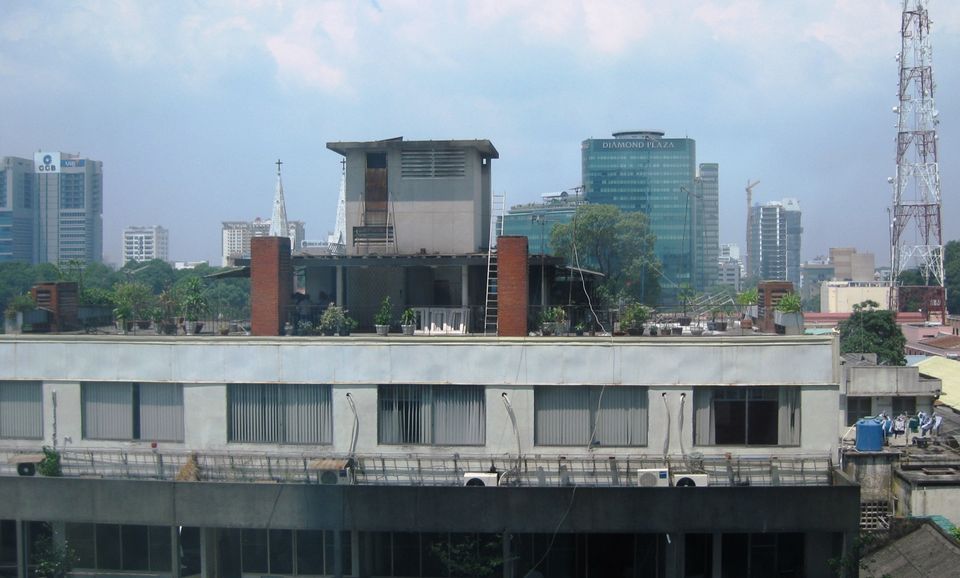 Sân thượng tòa nhà 22 Gia Long ở Sài Gòn với lồng thang máy và chiếc thang sắt dẫn lên mái
